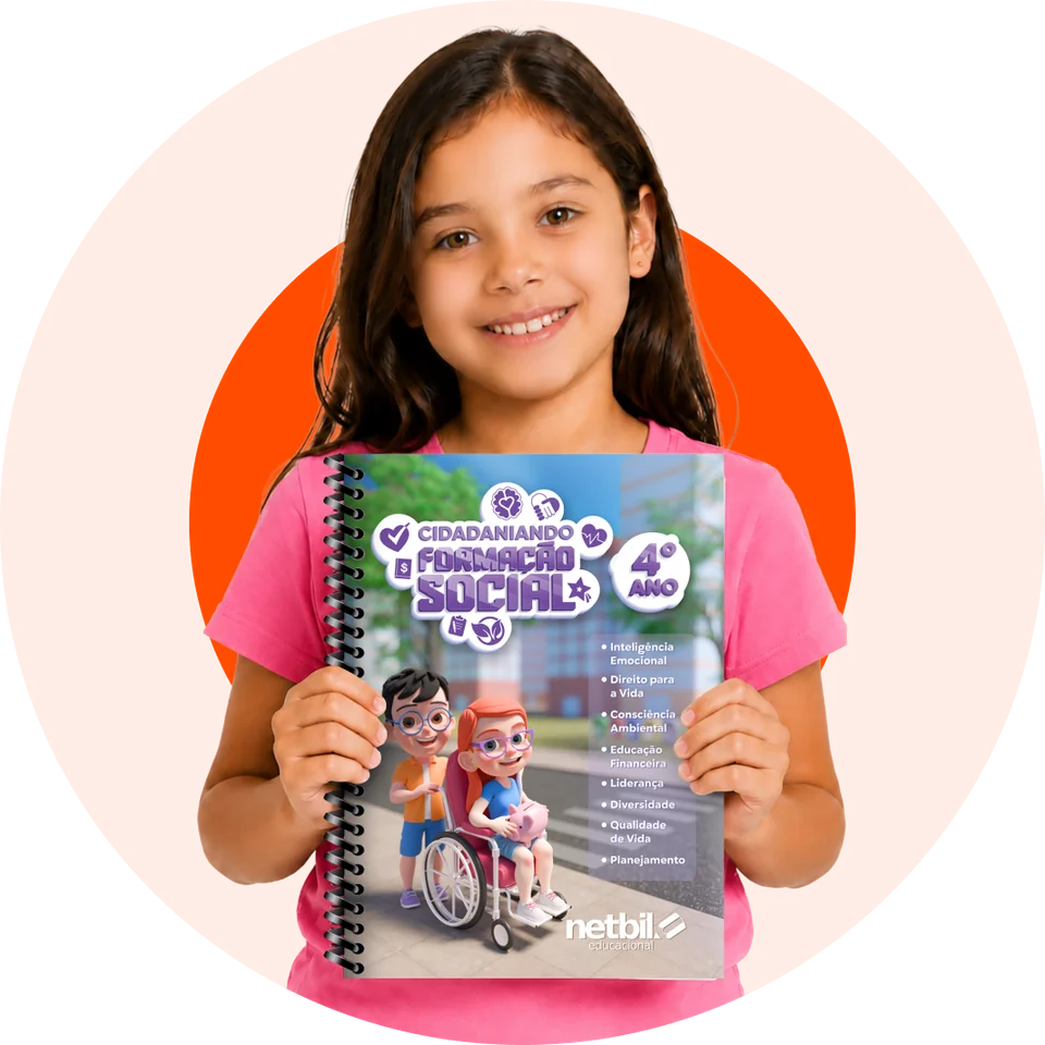 Estudante segurando o livro Cidadaniando — Formação Social, 4º ano